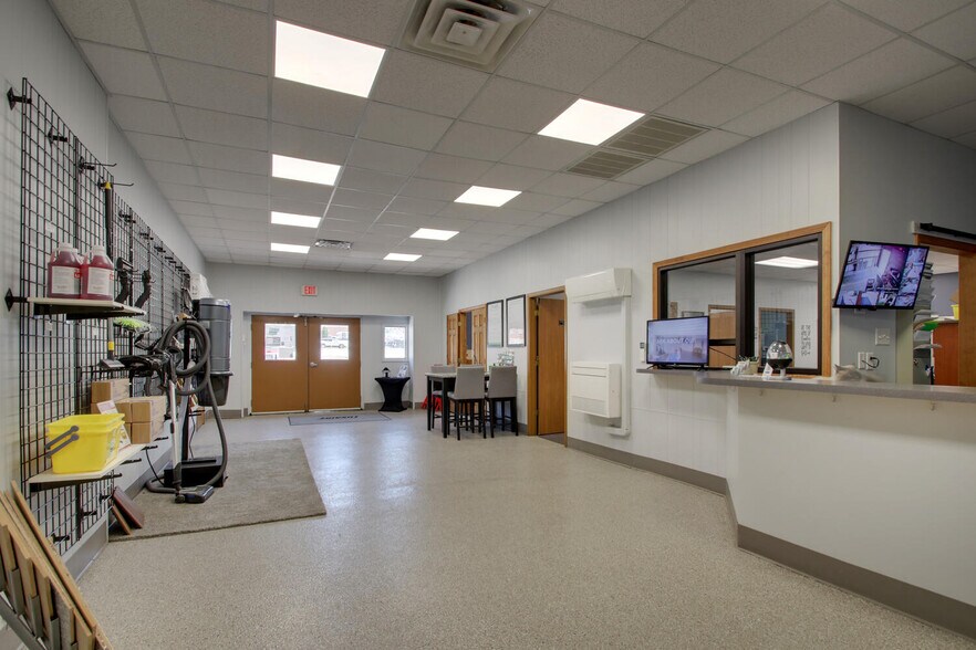 More Photos Of 301 S 7th St, Quincy Light Distribution For Sale