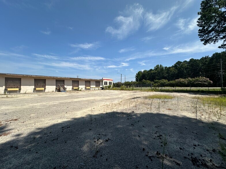 More Photos Of 902 S Eastern Blvd, Fayetteville Truck Terminal For Lease