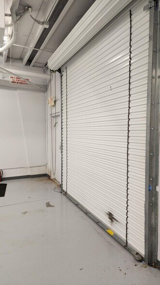 More Photos Of 2805 S Horseshoe Dr, Naples Showroom For Lease