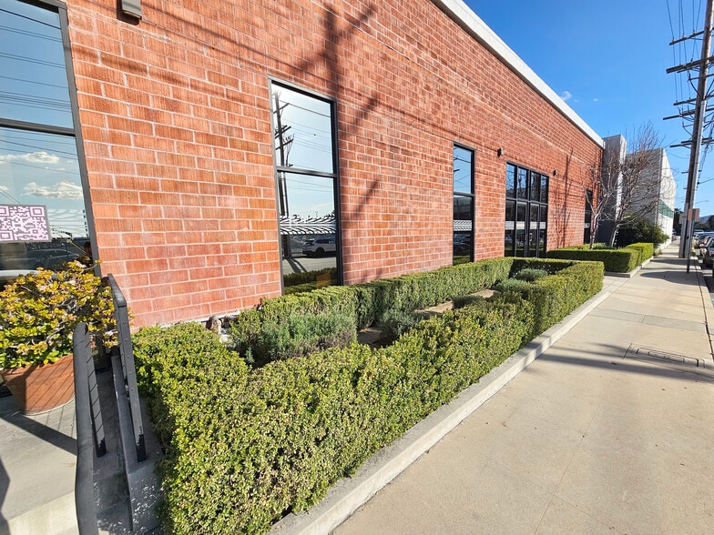 More Photos Of 2420-2424 Ontario St, Burbank Warehouse For Lease