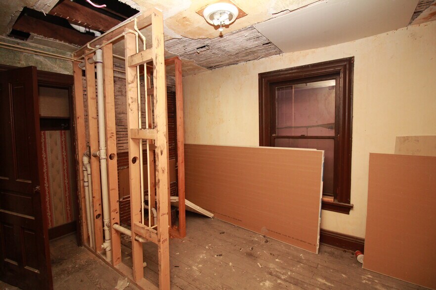 More Photos Of 900 Island Ave, McKees Rocks General Retail For Sale