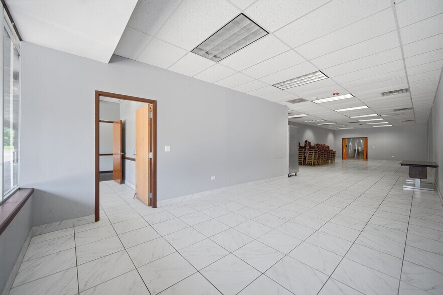More Photos Of 944 E Roosevelt Rd, West Chicago Storefront For Lease