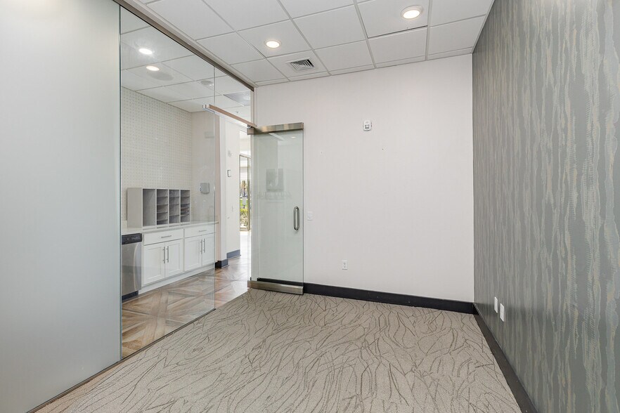 More Photos Of 2200 Carl D Silver Pkwy, Fredericksburg Hotel For Lease
