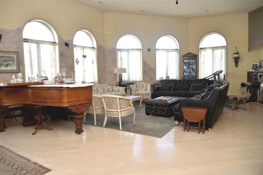 More Photos Of 3845 Bloor St W, Toronto Freestanding For Sale