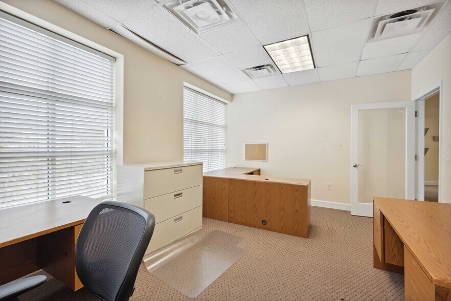 More Photos Of 16238-16242 N Florida Ave, Lutz Office Residential For Lease