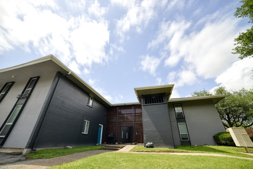 More Photos Of 826 S Travis St, Sherman Apartments For Sale