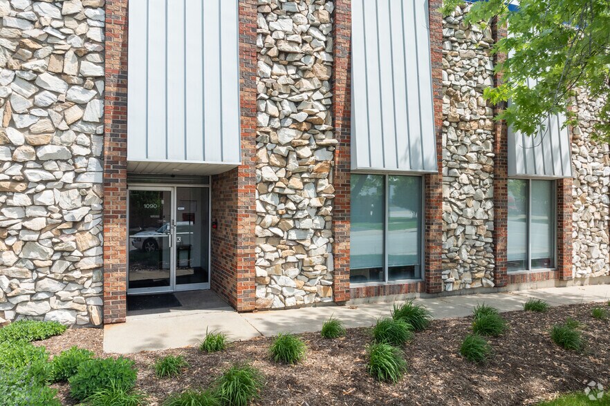 More Photos Of 940 Lively Blvd, Elk Grove Village Warehouse For Lease