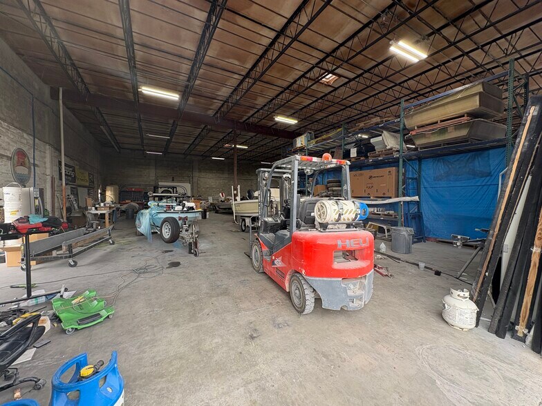 More Photos Of 3250 44th Ave N, Saint Petersburg Manufacturing For Lease