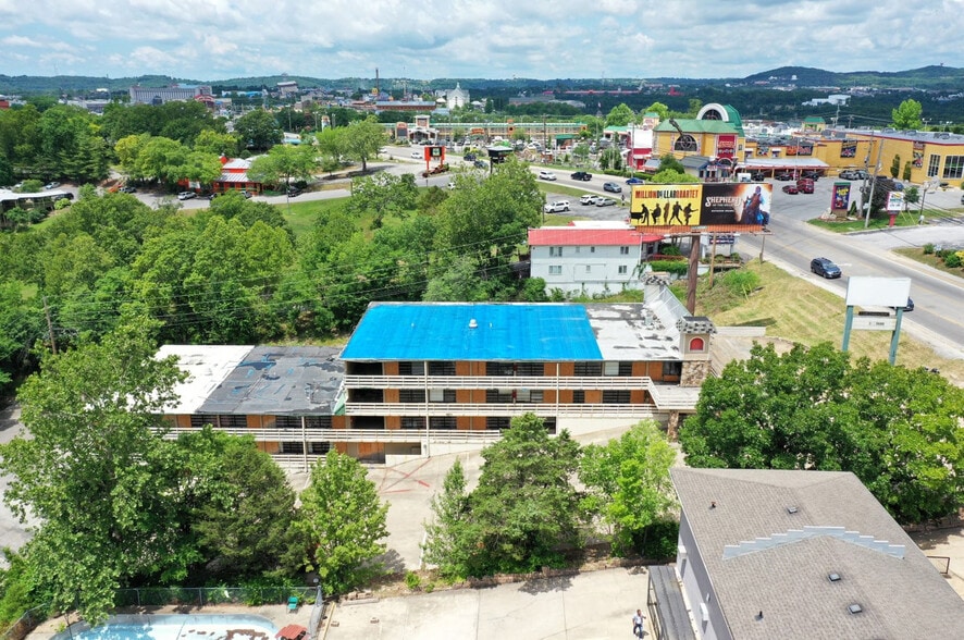 More Photos Of 1900 W 76 Country Blvd, Branson Hotel For Sale