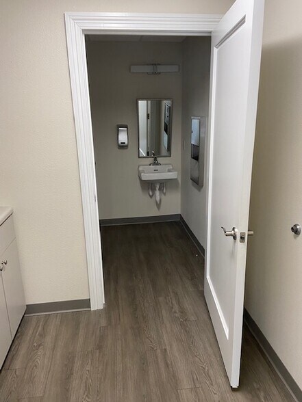 More Photos Of 5500 Bee Ridge Rd, Sarasota Medical For Lease