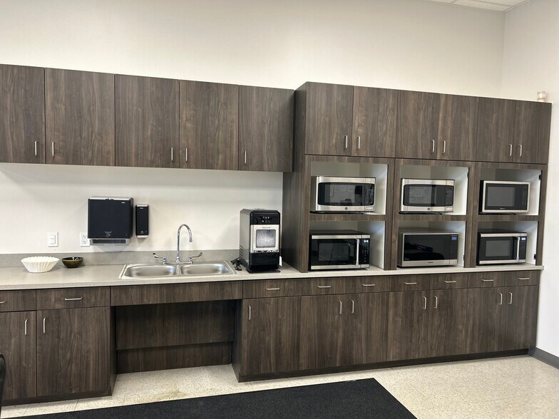 More Photos Of 2119 N I-35 E, DeSoto Distribution For Lease