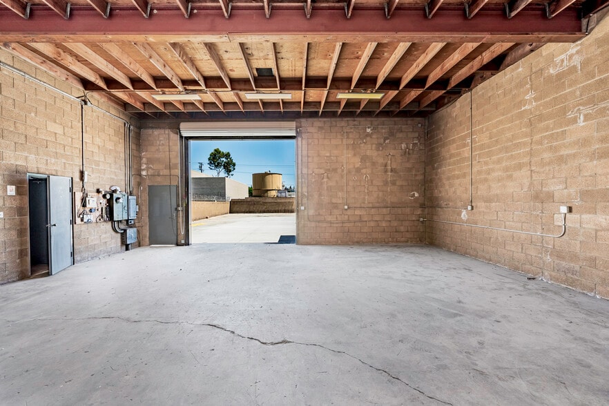 More Photos Of 2500 Lewis Ave, Signal Hill Warehouse For Lease