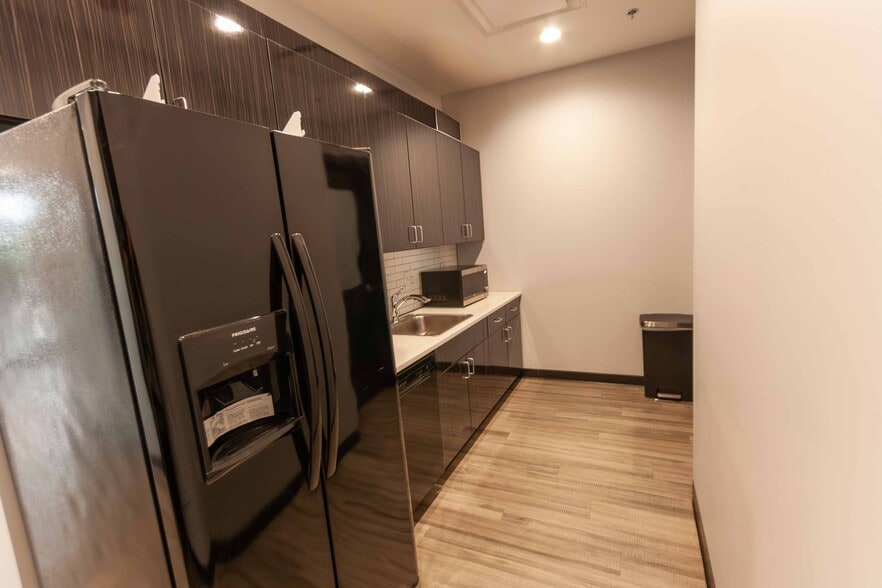 More Photos Of 7292 Greenridge Rd, Windsor Warehouse For Lease