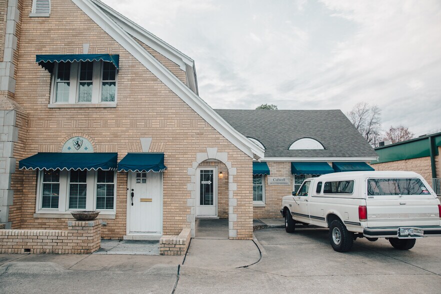 More Photos Of 355 N College Ave, Fayetteville Office Residential For Lease