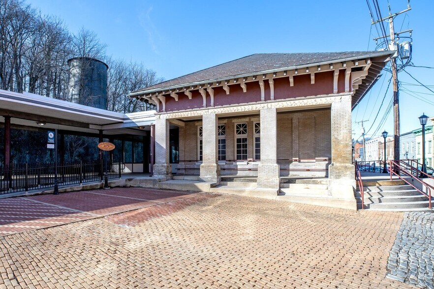 More Photos Of 12 Middlebrook Ave, Staunton Restaurant For Lease