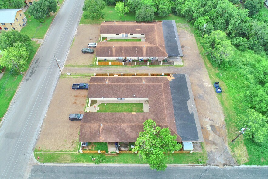 More Photos Of 402 S Tyler St, Beeville Apartments For Sale