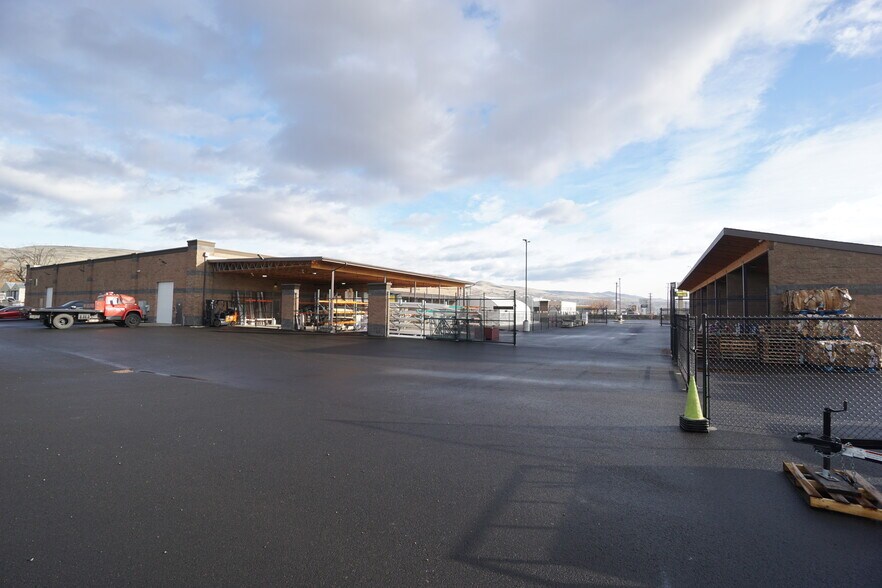 More Photos Of 104 Butterfield Rd, Yakima General Retail For Sale