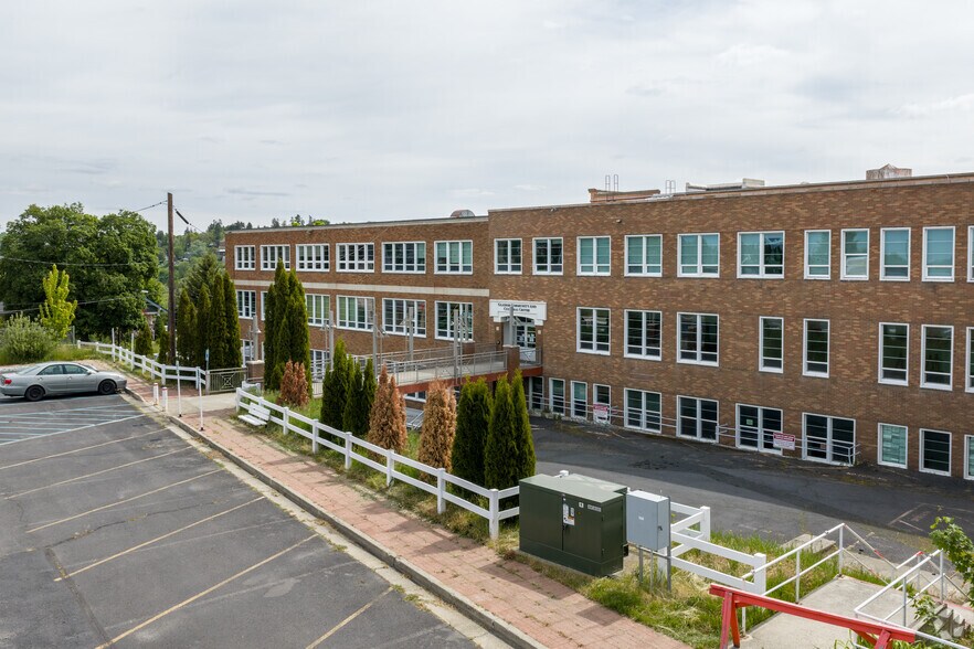 More Photos Of 115 NW State St, Pullman Loft Creative Space For Sale