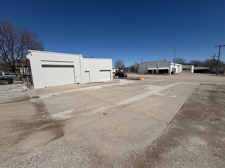 More Photos Of 833 Nemaha St, Humboldt Freestanding For Sale