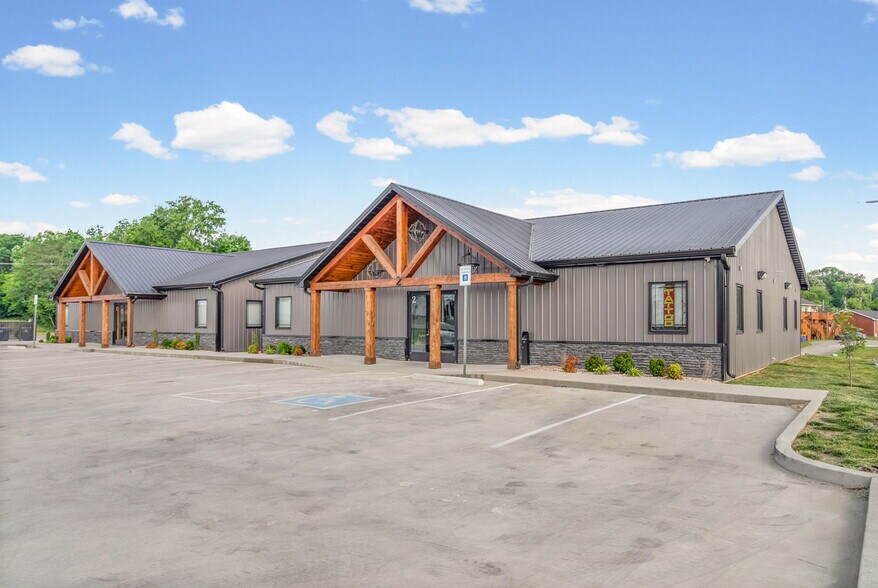 More Photos Of 159 Darlene Dr, Clarksville Office For Lease