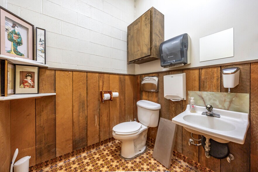 More Photos Of 627 S Columbia Ave, Connell General Retail For Sale