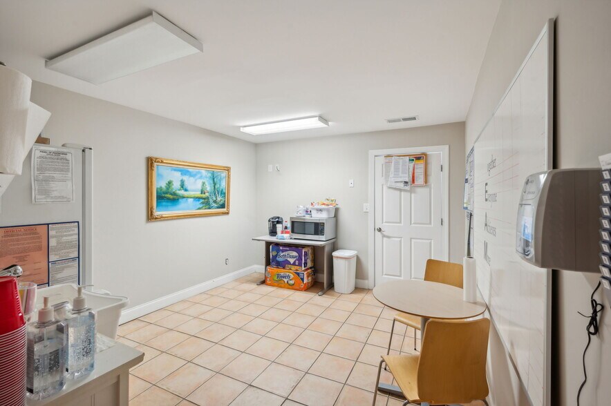 More Photos Of 4228 Main St, Oakwood Showroom For Lease