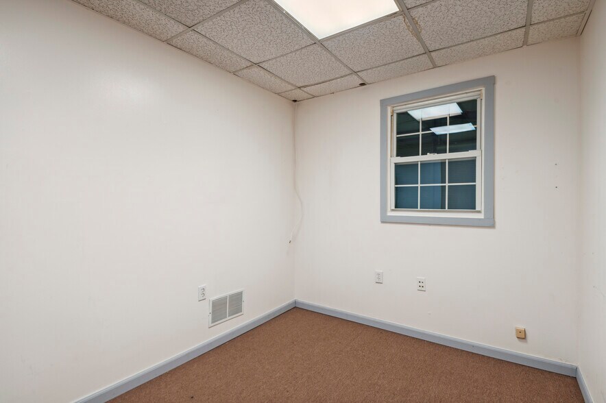 More Photos Of 9 James Ct, Wilmington Warehouse For Lease