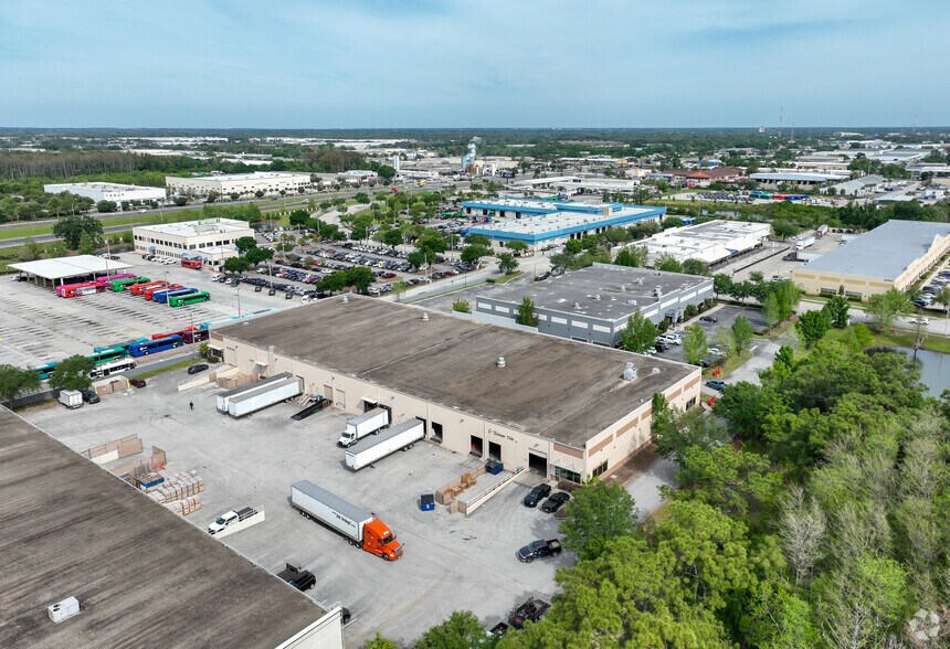 More Photos Of 2420 W Lynx Ln, Orlando Warehouse For Lease