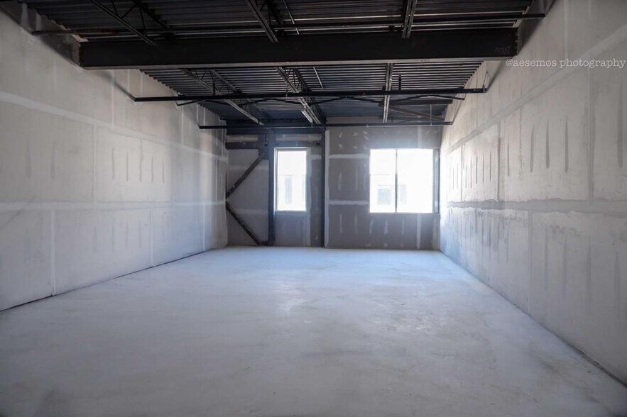 More Photos Of 5260 Solar Dr, Mississauga Warehouse For Lease