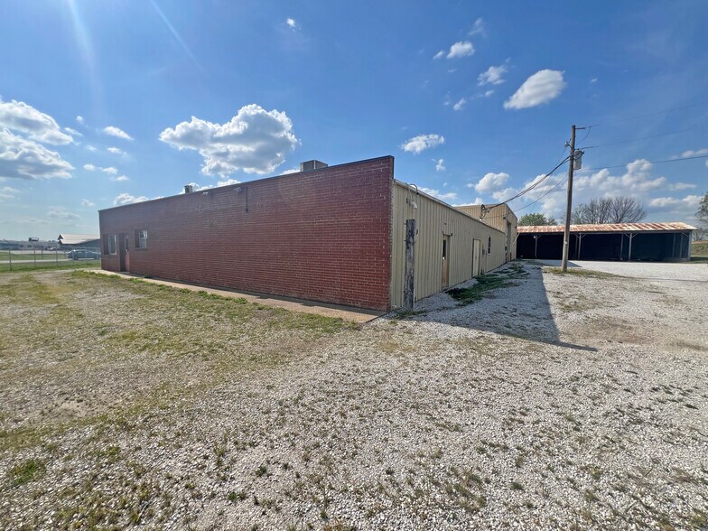 More Photos Of 5905 W US Highway 60, Republic Warehouse For Lease