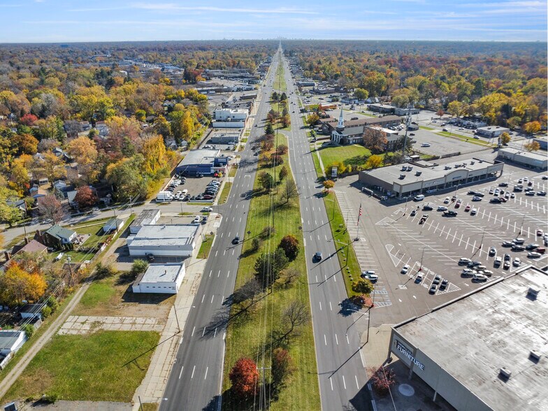 More Photos Of 25420 Grand River ave, Redford Twp Service Station For Lease