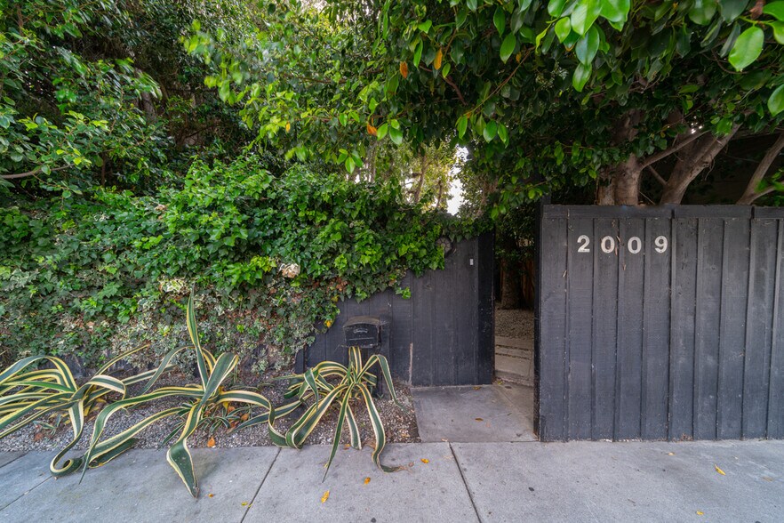 More Photos Of 2008-2020 Strongs Dr, Venice Apartments For Sale