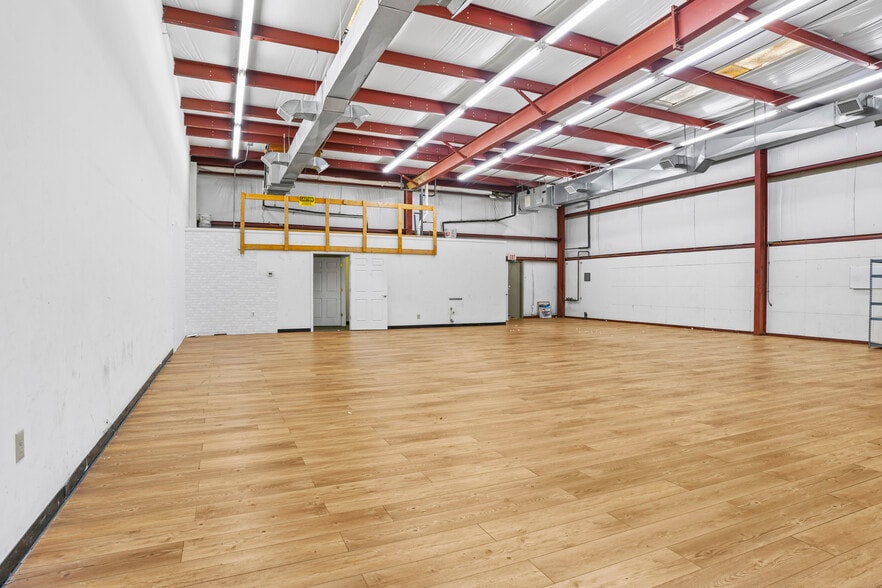 More Photos Of 43935 Commerce Ave, Hollywood Light Manufacturing For Lease