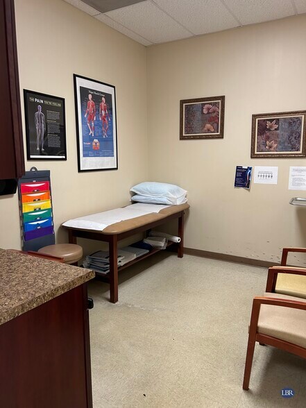 More Photos Of 401 N Wickham Rd, Melbourne Freestanding For Lease