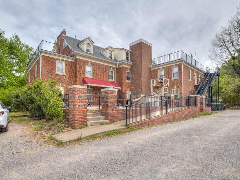 More Photos Of 702 S Lahoma Ave, Norman Dormitory For Sale