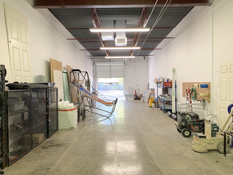 More Photos Of 7411 Hines Pl, Dallas Flex For Sale