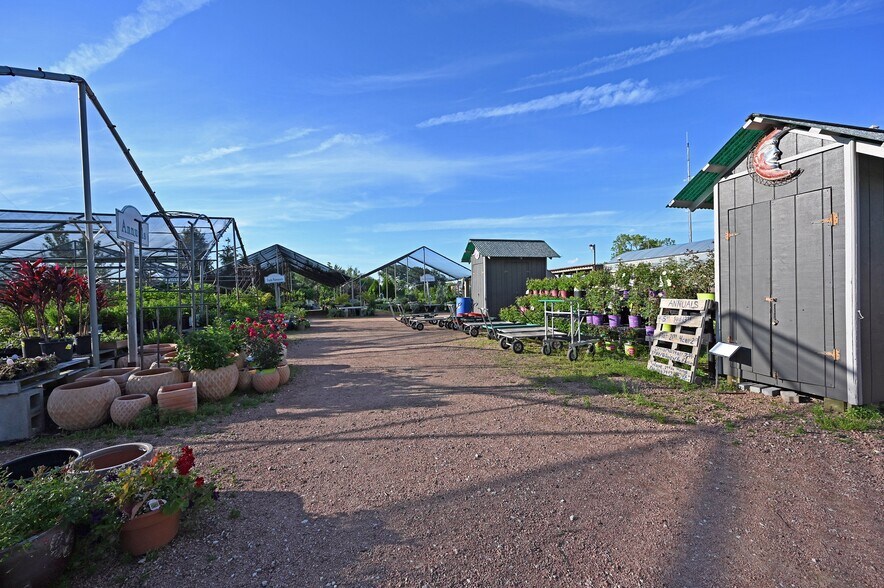 More Photos Of N47W30815 Hill St, Hartland Garden Center For Sale