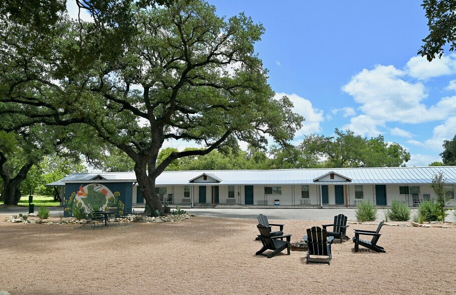 More Photos Of 902 Main St, Blanco General Retail For Lease