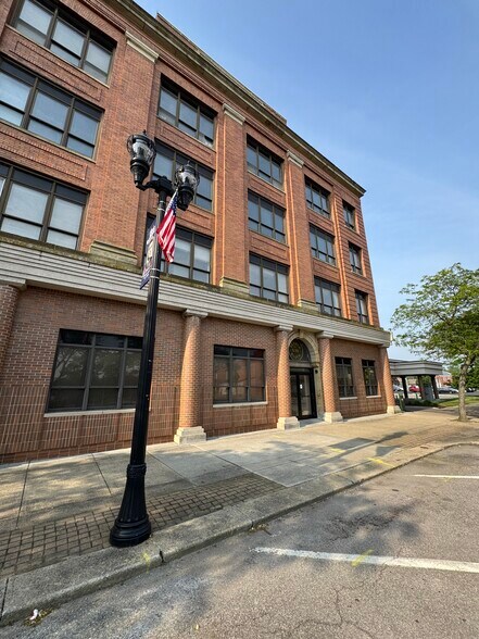 More Photos Of 538 Broad St, Elyria Office For Sale