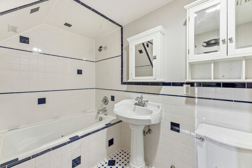 More Photos Of 5 John St, Old Bridge Marina For Sale