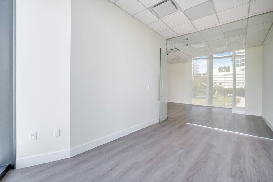More Photos Of 21290 Biscayne Blvd, Aventura Office For Sale