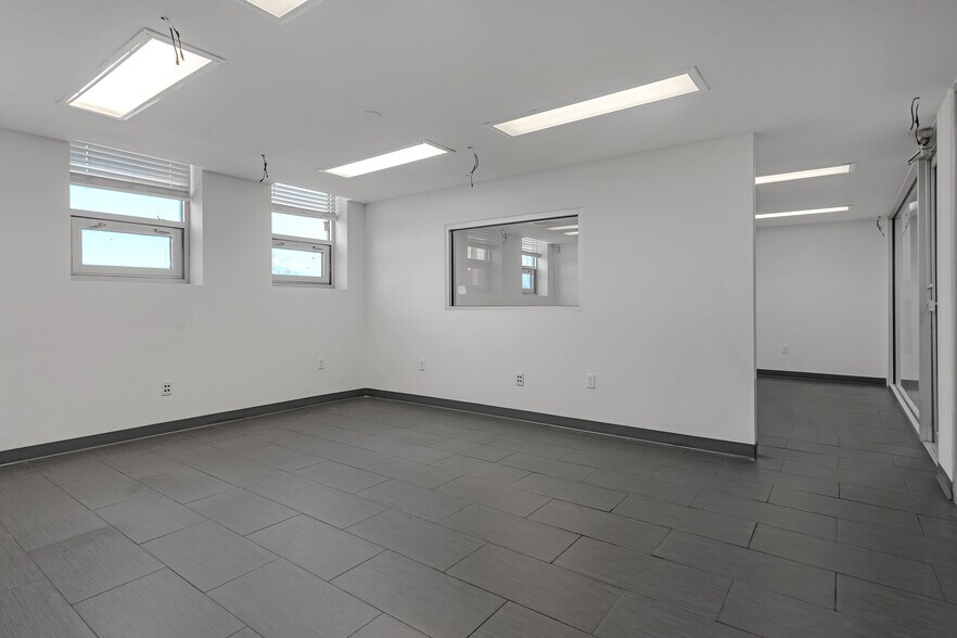 More Photos Of 3114 Tonnelle Ave, North Bergen Showroom For Lease