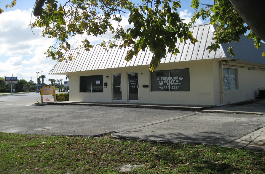 More Photos Of 2327-2331 NE Dixie Hwy, Jensen Beach General Retail For Lease