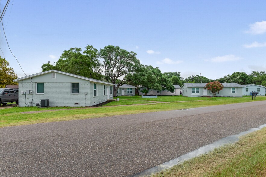 More Photos Of 1300 N Live Oak St, Rockport Multifamily For Sale