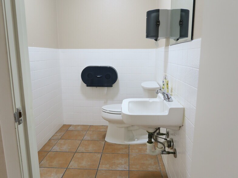 More Photos Of 5610-5613 Southwest Fwy, Houston Flex For Lease