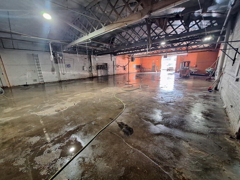 More Photos Of 4401-4415 W Cermak Rd, Chicago Manufacturing For Lease