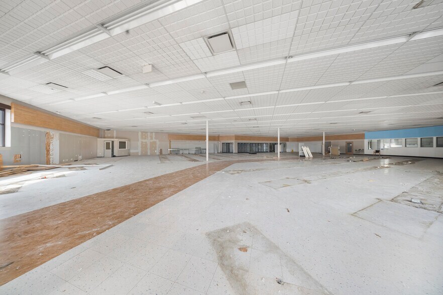 More Photos Of 60 Business US 23 N, Louisa Freestanding For Lease