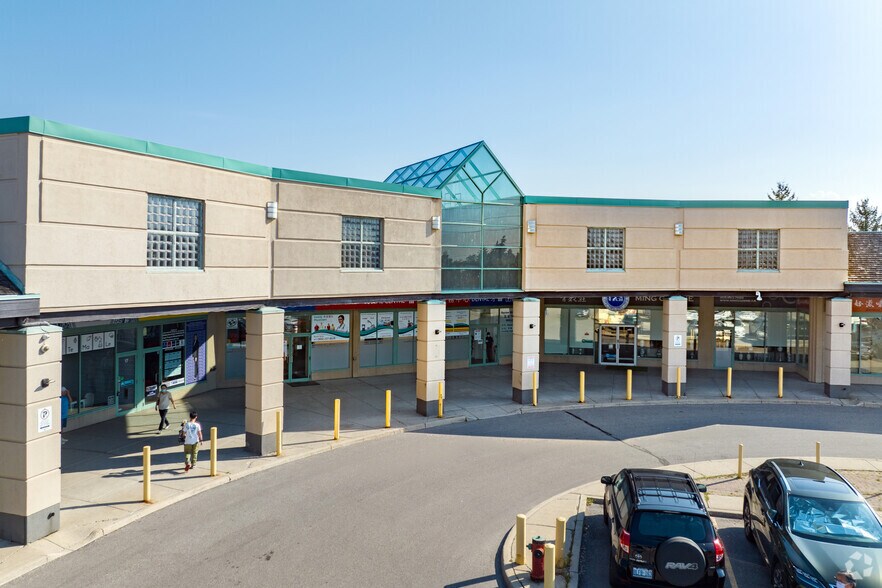 More Photos Of 1 Spadina Rd, Richmond Hill Storefront For Lease