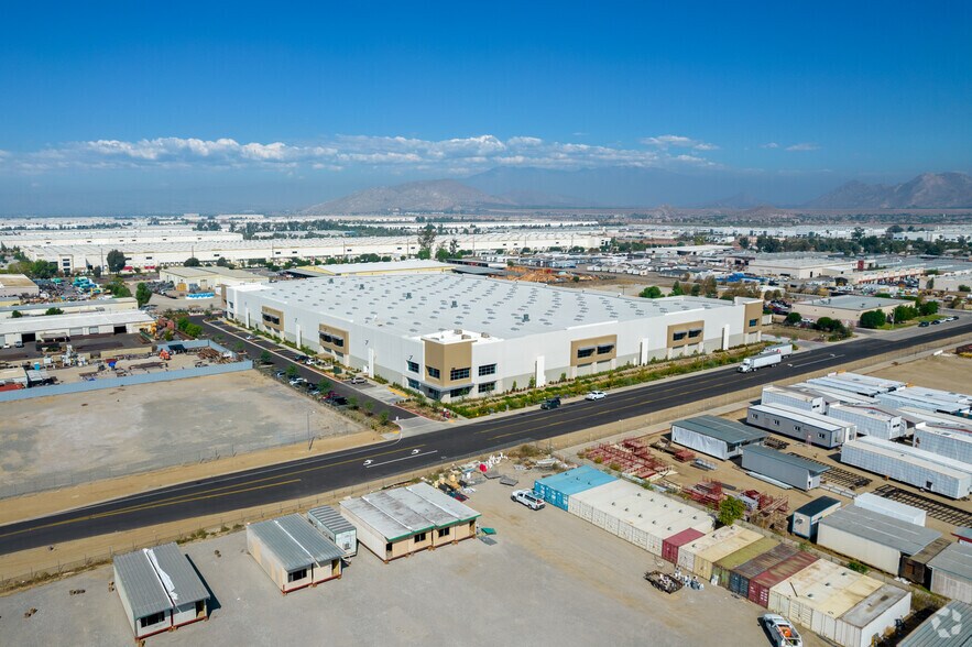 More Photos Of 100 W Walnut Ave, Perris Distribution For Lease