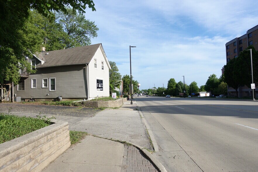 More Photos Of 231 N Milwaukee Ave, Wheeling Freestanding For Sale